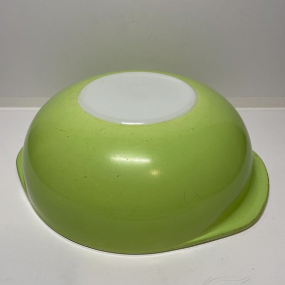 Vintage Pyrex Lime Green 024 Round Casserole 2 qt Baking Dish Milk Glass - Picture 3 of 8
